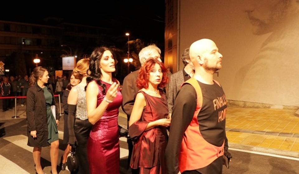 Povratak u svoj dom: glumci vranjskog pozorišta. Foto VranjeNews