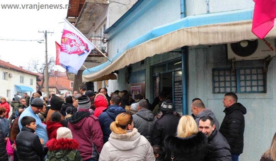 Gužva na podeli paketića. Foto VranjeNews