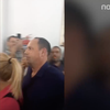 Neće ga roditelji i đaci: Nenad Tasić napušta beogradsku školu u pratnji policije. Foto printscreen video Nova.rs