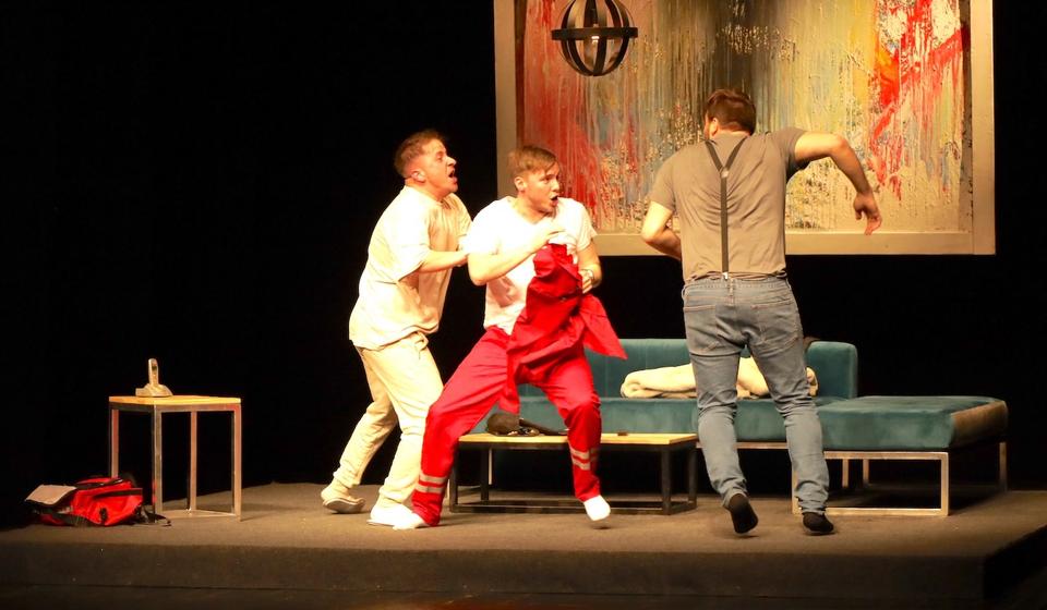 Detalj iz predstave Ne igraj na Engleze. Foto Vranje news