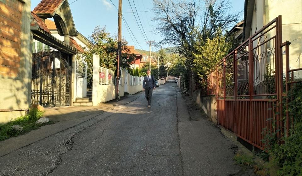 Gradonačelnik Milenković pešice na posao. Foto Grad Vranje