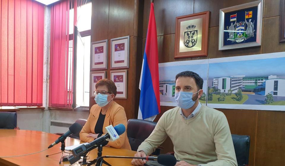 Većnici Bojan Kostić i Danijela Milosavljević pred novinarima. Foto vranje.rs