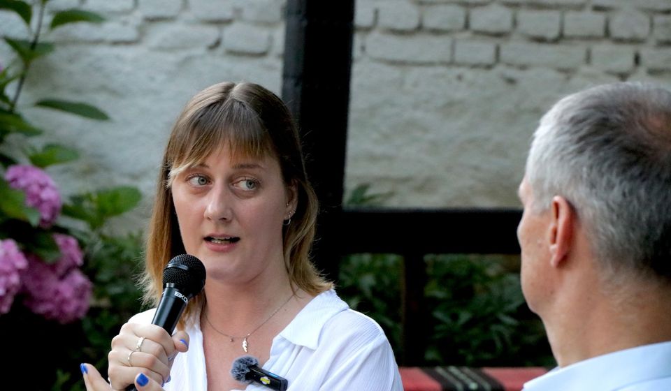 Katarina Mitrović na književnoj večeri u dvorištu Muzej kuće Bore Stankovića. Foto Vranje news