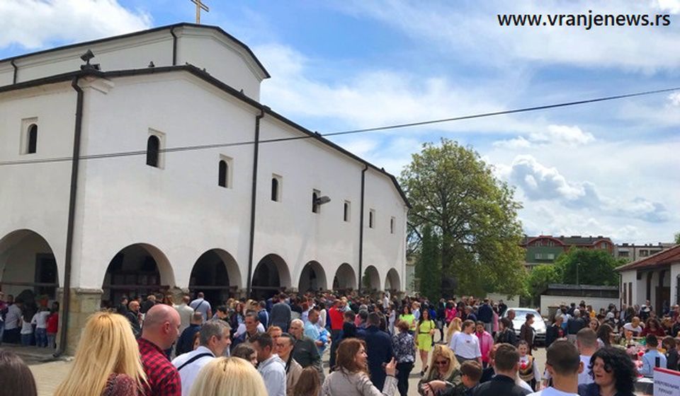 Kada ćemo opet gledati ovakve prizore za uskršnje praznike: porta Hrama Svete Trojice u Vranju na Uskrs 2019. Foto Vranje News