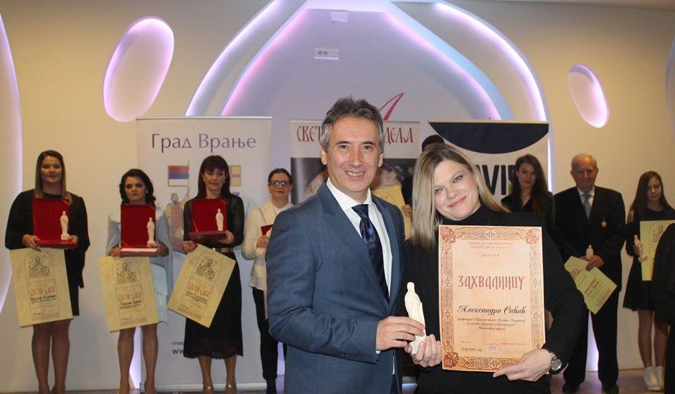 Zahvalnica Aleksandri Savić, profesorki i dirigentici hora Muzičke škole Stevan Mokranjac. Foto Grad Vranje