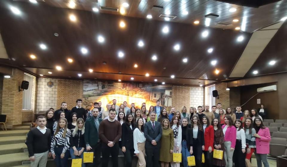 Sa jednog od radnijih prijema za nagrađene studente. Foto vranje.org.rs