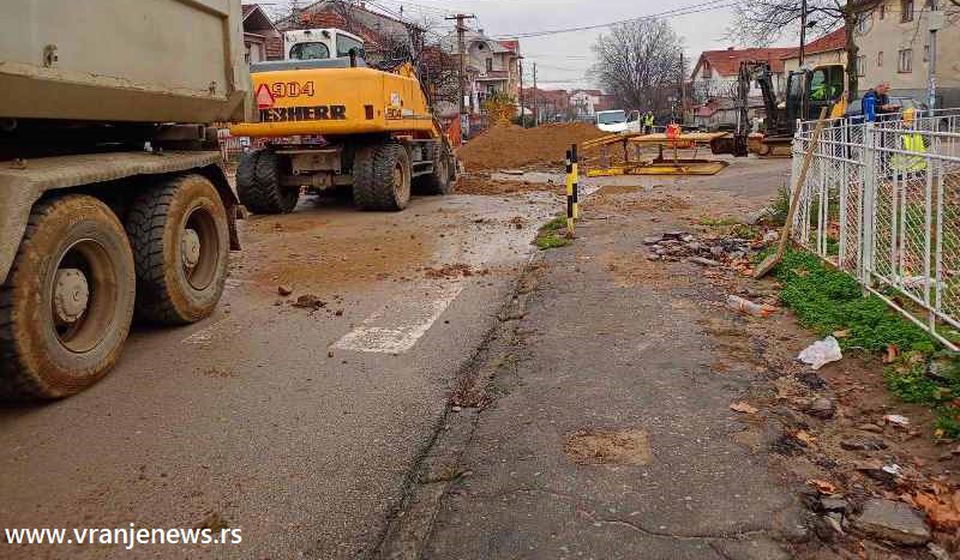 Do oštećenja cevi došlo i tokom radova u Ulici Filipa Filipovića. Foto Vranje News