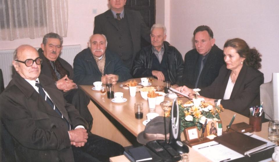 Nebojša Veličković (stoji), direktor NU 2004. godine sa penzionisanim radnicima na Dan ustanove: sede s leva udesno Radoje Kočić, Dragoljub Stojković, Bora Mišić, Đorđe Dodić, Živojin Cvetković i Neda Stojković. Foto NU