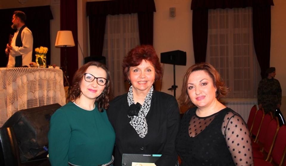 Mirjana Drobac (u sredini) i solistkinje Ivana Tasić (levo) i Biljana Petković poziraju fotoreporteru VranjeNews-a