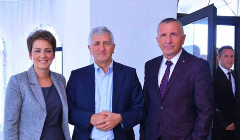 Bivši predsednik Riza Halimi (u sredini) i sadašnji Šaip Kamberi posle izborne skupštine PDD. Foto Enes Jusufi