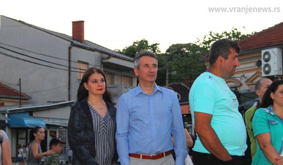 Koncertu Izvora prisustvovao je gradonačelnik Vranja Slobodan Milenković sa suprugom. Foto VranjeNews