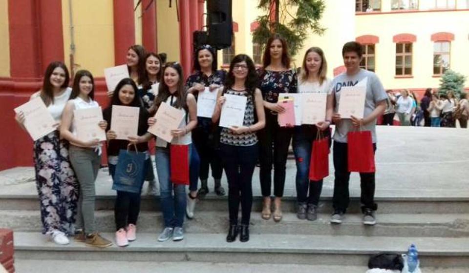 Dobitnici nagrada iz dve vranjske srednje škole. Foto privatna arhiva