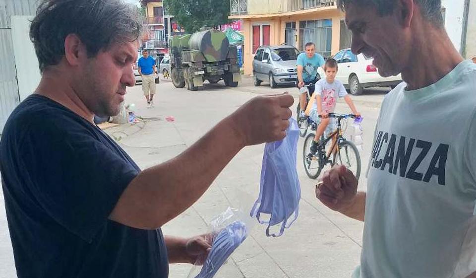 Podela maski pripadnicima romske nacionalne manjine. Foto lična arhiva