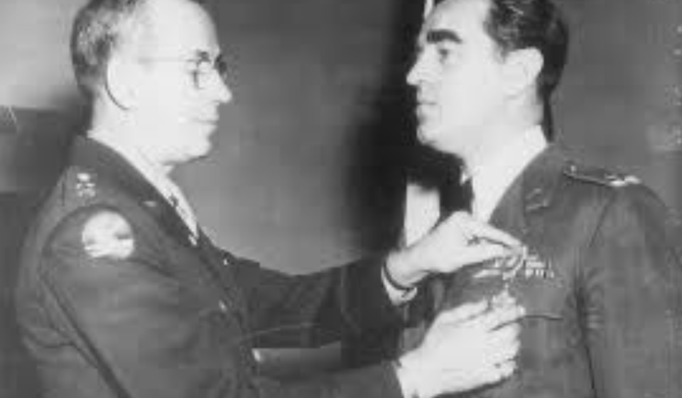 Američki general A. P. Boling, u ime predsednika SAD Harija Trumana, uručuje najveći američki orden namenjen strancima - 