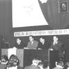 Radno predsedništvo Osnivačke skupštine Radničkog univerziteta održane u Bioskopu Sloboda: za govornicom Raša Mojsilović, sede (s leva na desno) Despot Stevanović, Dobri Cvetković, Đoka Trajković i Atanasije Atanasijević. Foto NU