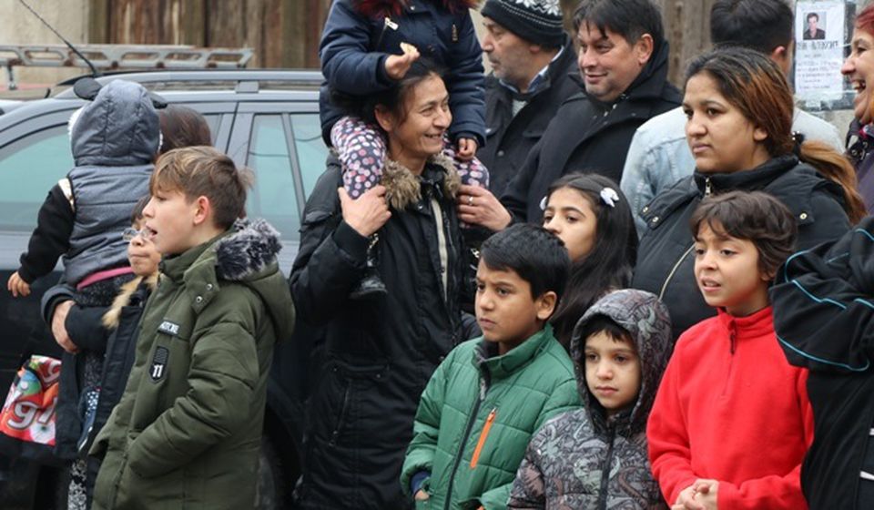 Svečanost na Vasilicu: Romi iz Gornje čaršije strpljivo čekali podelu paketića. Foto VranjeNews