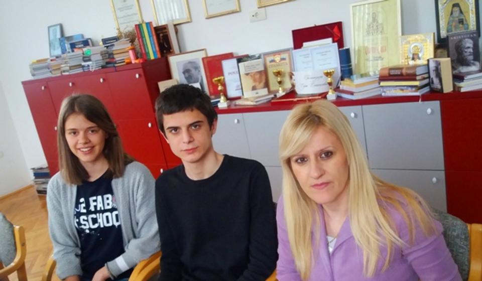 Staša i Gavrilo sa svojom mentorkom Vesnom Đorđević. Foto Gimnazija Bora Stanković
