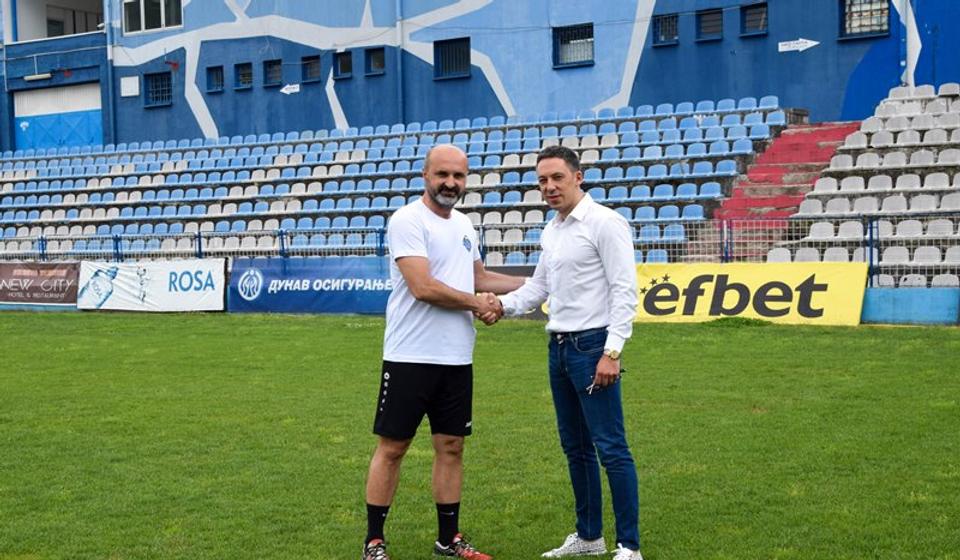 Linta i predsednik Stanislav Tončev na prozivci fudbalera i početku priprema Radnika. Foto FK Radnik