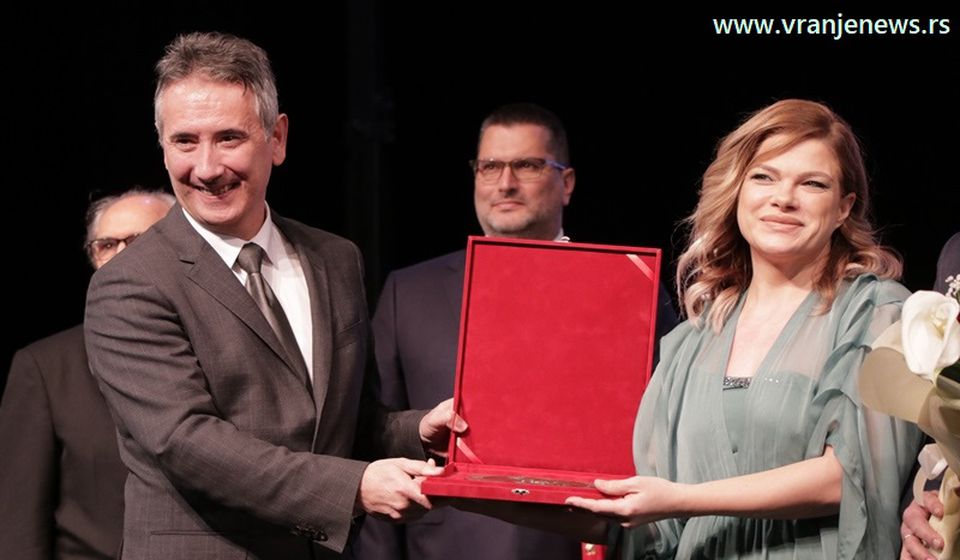 Pojedinačno priznanje i Aleksandri Savić, profesorki Muzičke škole Stevan Mokranjac. Foto Vranje News