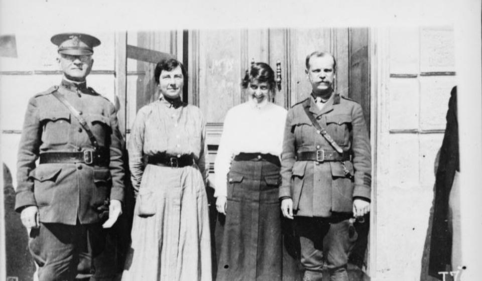 Kap. Edvin A. Schell, Vida Mathenson, Helen King i major John Frothingham u Skoplju 1919. Foto arhiva Tomislava R. Simonovića