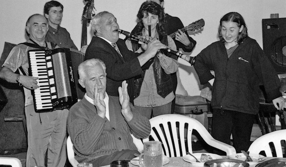 Sa proslave Cobijevog rođendana 1998. godine, u kući Dragana Ristića u Vranju. S leva nadesno Cobi, Dimitrije - Mita (kontrabas), Staniša Ćerimović (klarinet), gitarista Aca Indijanac, Milica Stošić (frula) i Ivana Tasić (glas). Sedi Dobrivoje, otac D. Ristića. Foto WMAS (Izvor Cobi Jovanović)