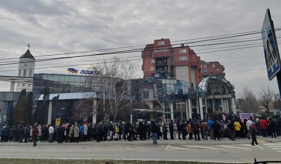 Gužva za vaučere jutros ispred Glavne pošte u Vranju. Foto Vranje News