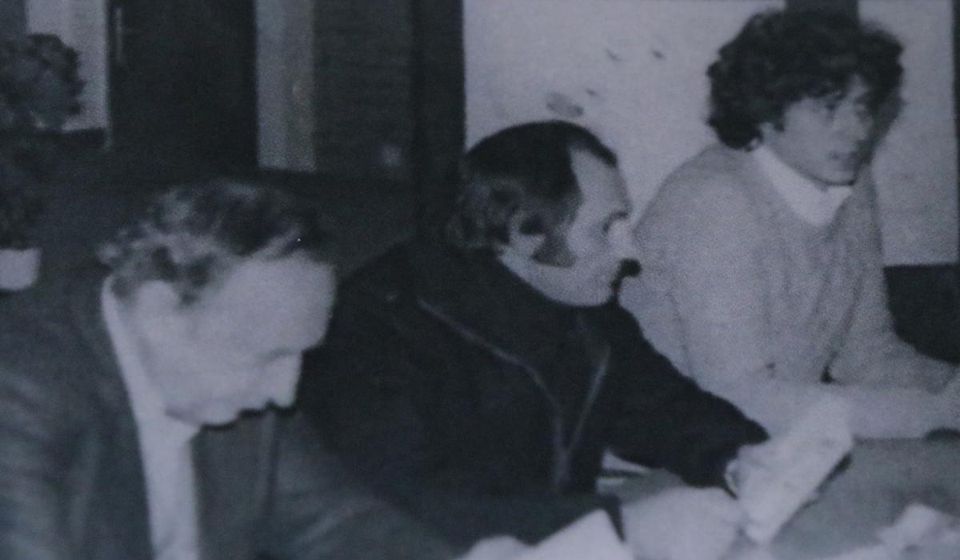 Simon Simonović (desno) sa Duškom Radovićem i Milovanom Danojlićem. Foto porodična arhiva Simonovića