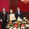 Nagradu su uručili gradonačelnik Beograda prof. dr Zoran Radojčić i predsednik Skupštine grada Nikola Nikodijević. Foto Grad Beograd.