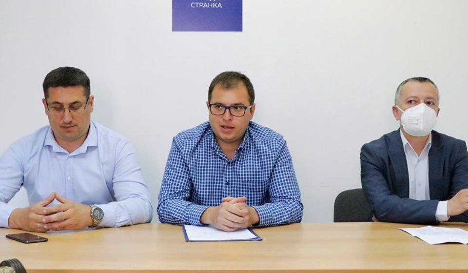 Pavlović, Ristić i Zlatković (s leva na desno) na konferenciji za medije posle saznanja o odbačaju prijave protiv četvorice članova SNS. Foto Vranje News