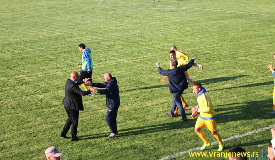 Radost klupe domaćih posle važna tri boda. Foto VranjeNews