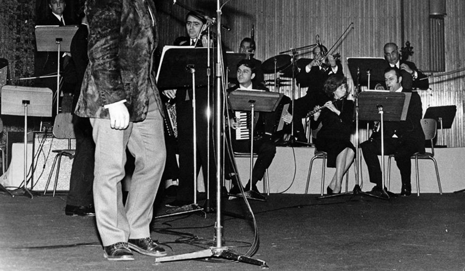 Sa nastupa u Domu sindikata u Beogradu 1972. godine u pratnji Narodnog orkestra RTB pod upravom Radeta Jašarevića. Foto WMAS (izvor Slobodan Jovanović Cobi)