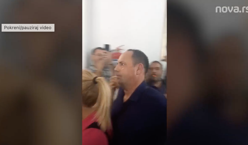 Neće ga roditelji i đaci: Nenad Tasić napušta beogradsku školu u pratnji policije. Foto printscreen video Nova.rs