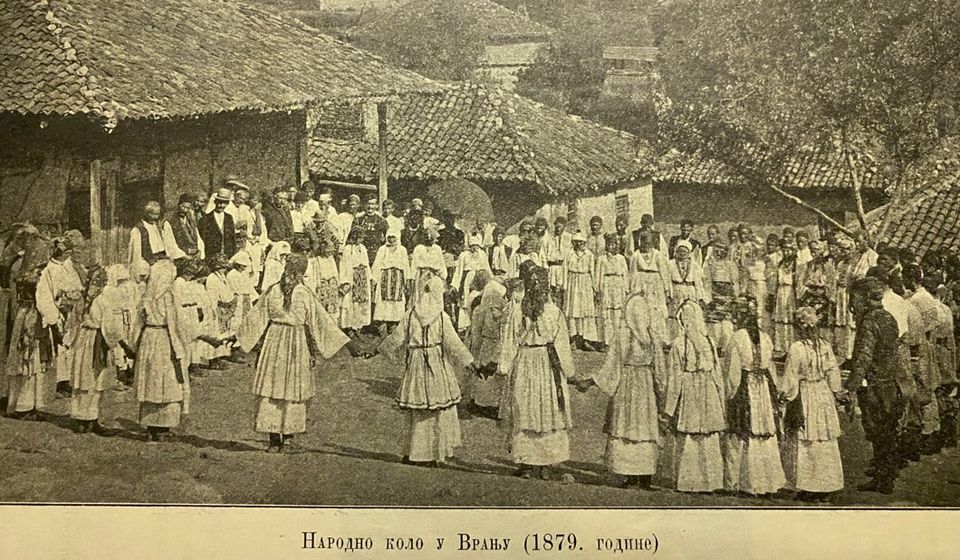 Kada su Turci posle prodaje imanja 1879. napustili Vranje, Vranjanci su odigrali prvo narodno kolo iste godine (fotografija je objavljena 1903. u Novoj iskri vlasnika Riste Odavića. Foto arhiva T.R.S