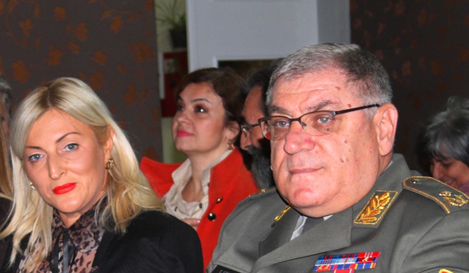 Direktorka gimnazije Suzana Mišić Stanković sa generalom Slobodanom Stopom. Foto VranjeNews