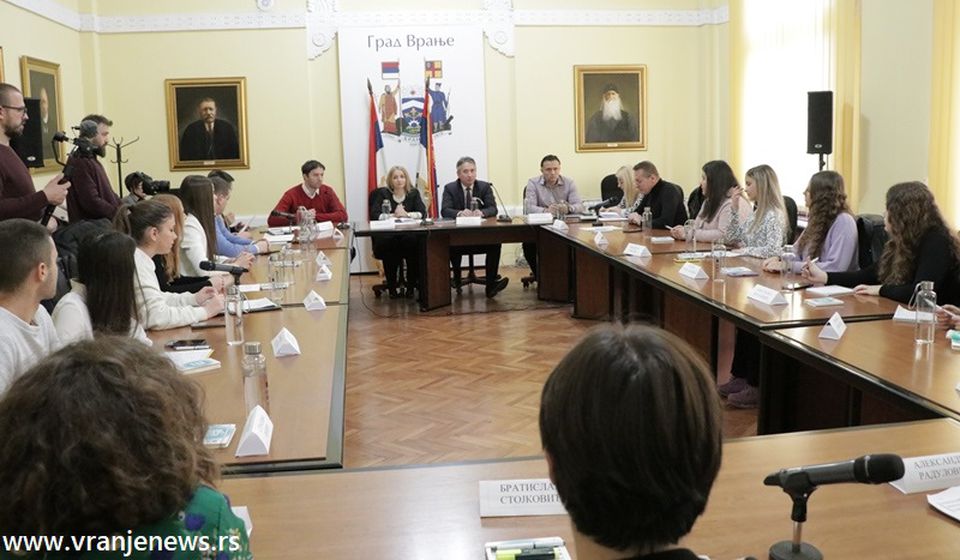 Prvi dijalog mladih sa gradonačelnikom Vranja. Foto Vranje News
