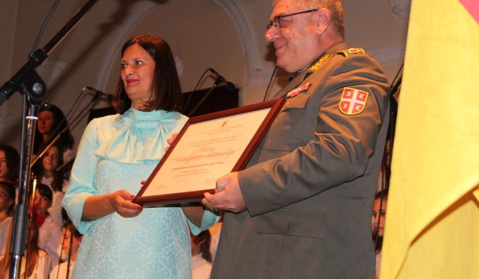 Predsednica Udruženja potomaka Vesna Đorić dodeljuje povelju 