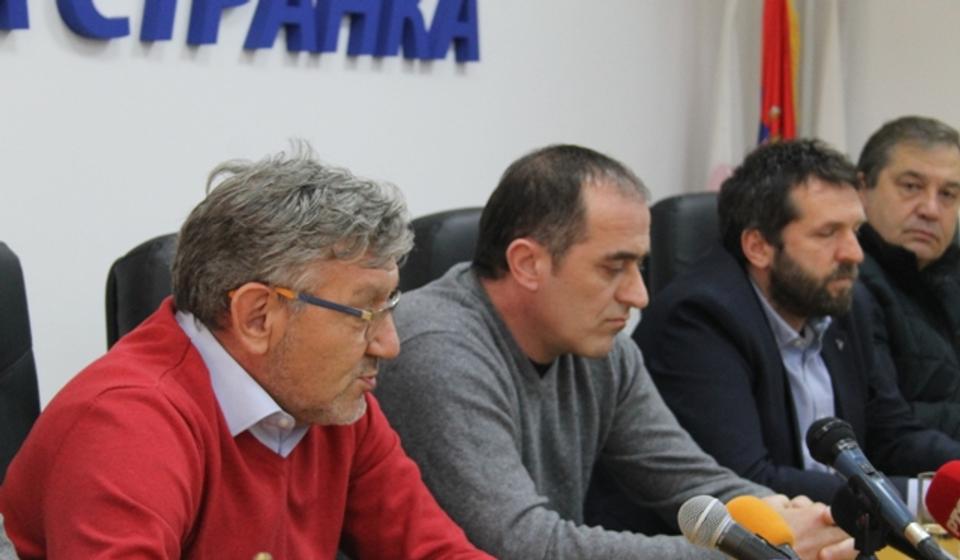 Đorđević sa čelnicima vranjskog SNS-a na današnoj konferenciji za medije. Foto VranjeNews