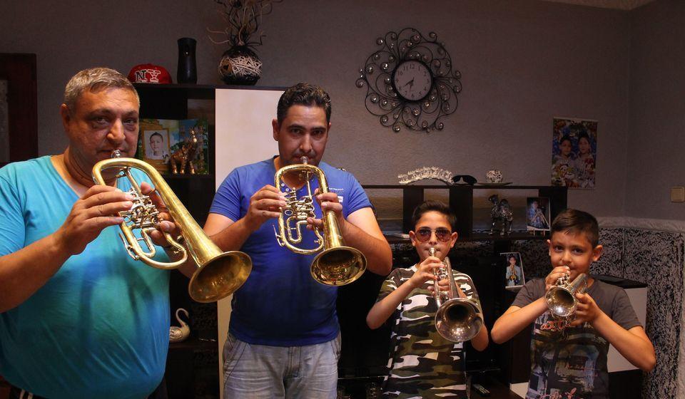 Dobrivoje sa bratom, ocem i dedom. Foto Vranjenews