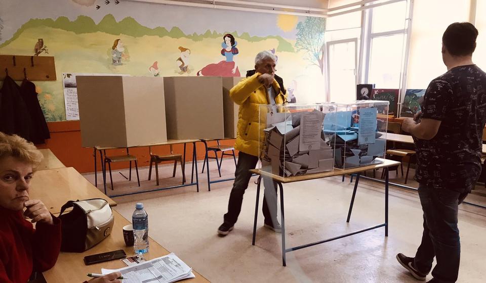 Atmosfera na biračkom mestu br. 21 u OŠ Vuk Karadžić oko 16 časova. Foto Vranje News