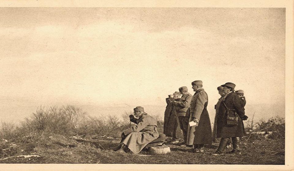 Kralj Petar na bojištu, kod Darosave, fotografija Samsona Černova objavljena u albumu „Petogodišnji rat – Srbi 1912-1916“ u Londonu 1916. godine.