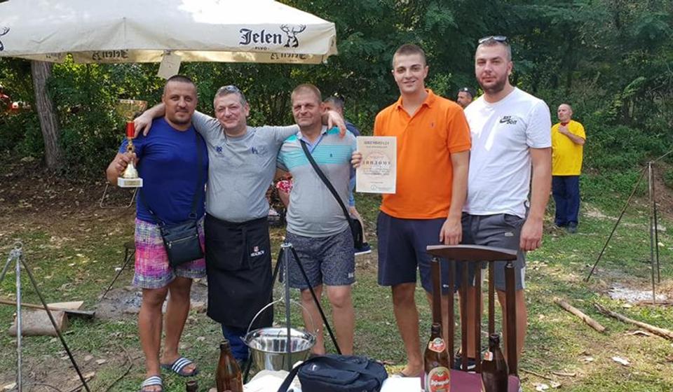 Pobednicima pehar, diploma i kotlić. Foto privatna arhiva