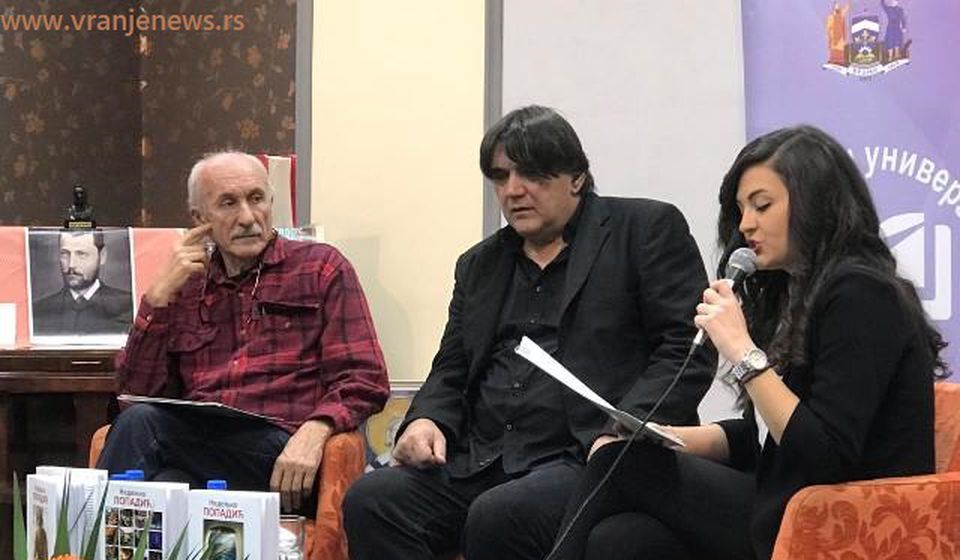 Nedeljko Popadić (u sredini) već je bio gost Vranja u okviru Književne kolonije 2019. Foto Vranje News