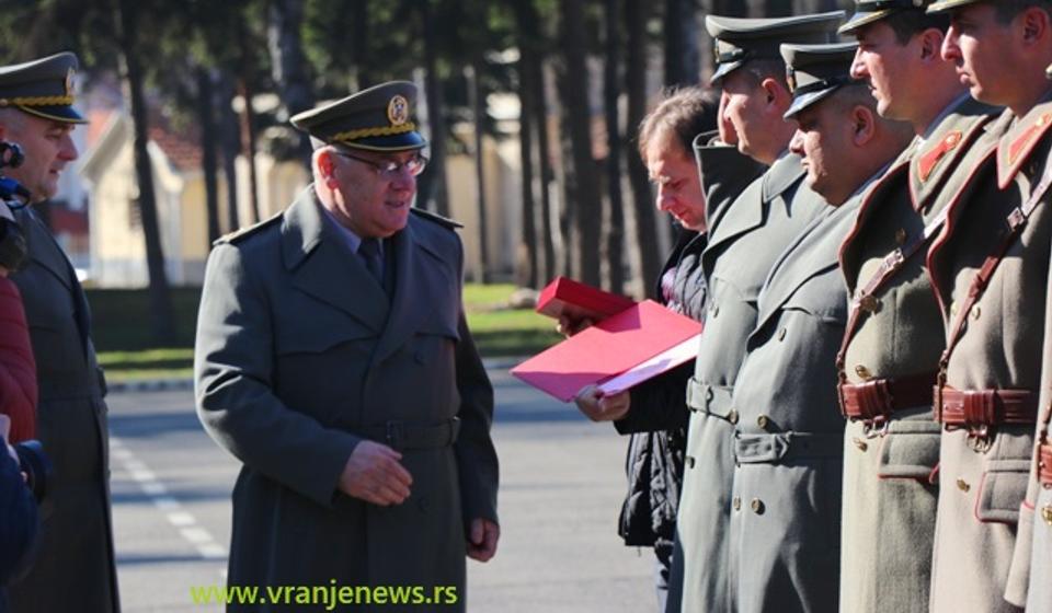 Komandant 4. brigade KoV brigadni general Slobodan Stopa uručuje priznanja. Foto Vranje News