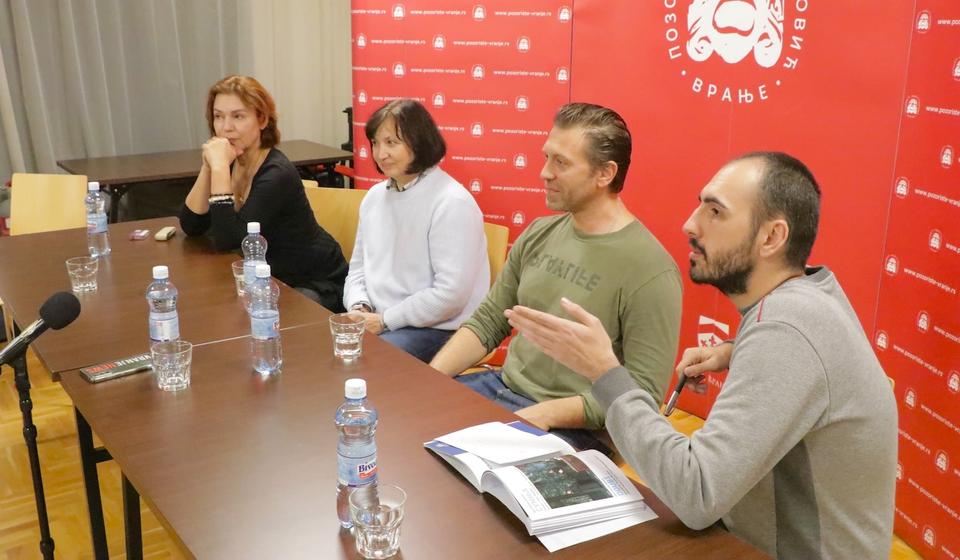 Razgovori nakon predstave Sumnja teatra iz Blagoevgrada. Foto Vranje news