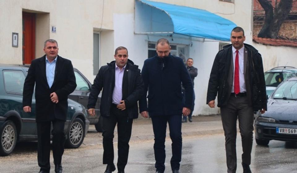 Glasine da smo kupovali glasove su laž i uvreda za Vranjance: Miša Vacić sa funkcionerima SD u lokalu. Foto Vranje News