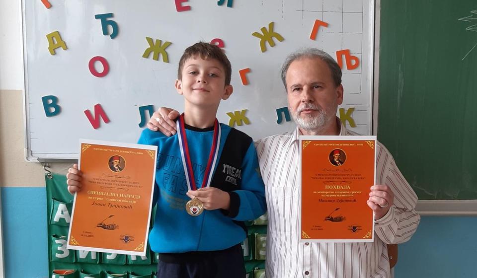 Jovan sa svojim učiteljem. Foto MiDej