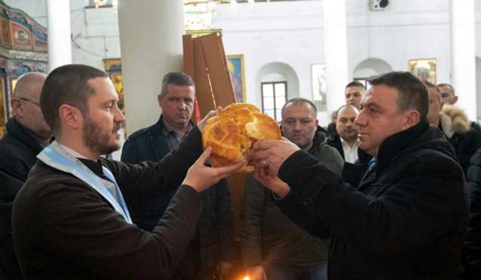 Obavljeno rezanje slavskog kolača u Gradskoj crkvi. Foto JS