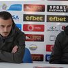 Fudbaler Borko Duronjić sa trenerom Radnika Dušanom Đorđevićem na konferenciji za medije. Foto FK Radnik