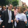 Vladimir Orlić sa funkcionerima GrO SNS na šetalištu u centru grada. Foto SNS