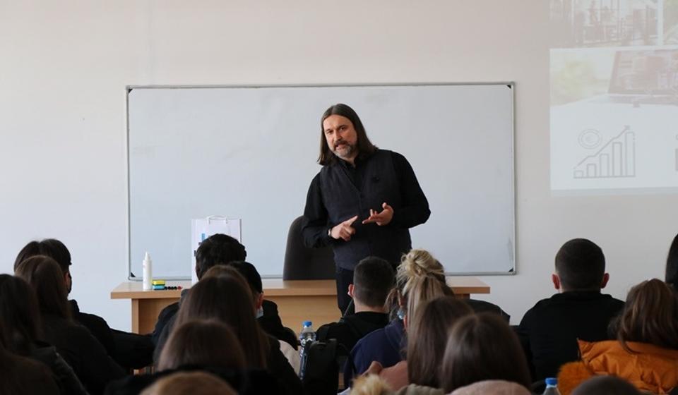 Profesor Dražen Marić sa maturantima. Foto Vranje News